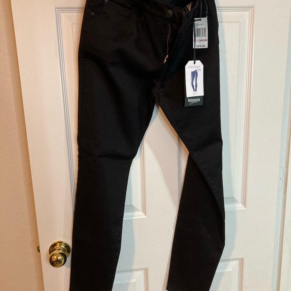 KENSIE KNOCKOUT SKINNY MID RISE JEANS-BLACK, Size 6 New withTags!!!